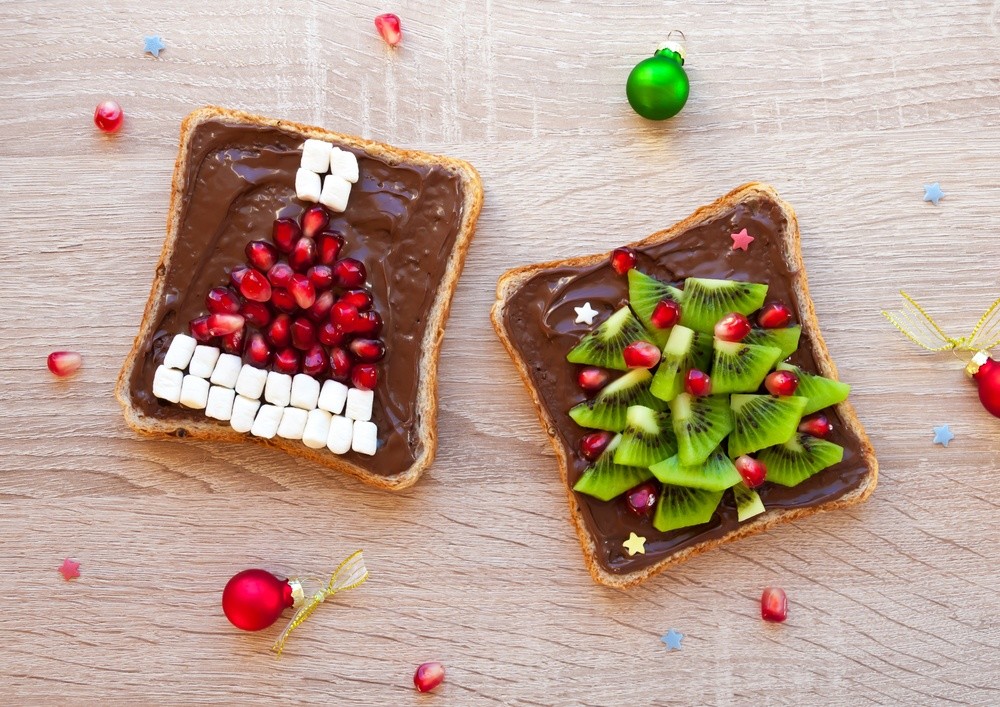 Weihnachtsfrühstück mit Schokoladenbrot und Obst