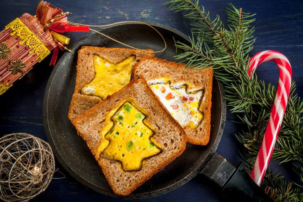 Weihnachtsfrühstück mit Toast und Ei