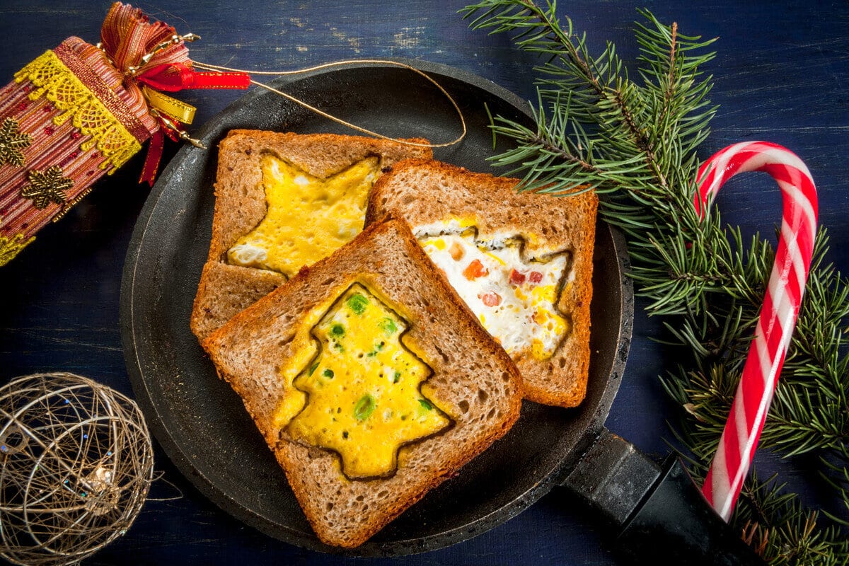 Weihnachtsfrühstück mit Toast und Ei