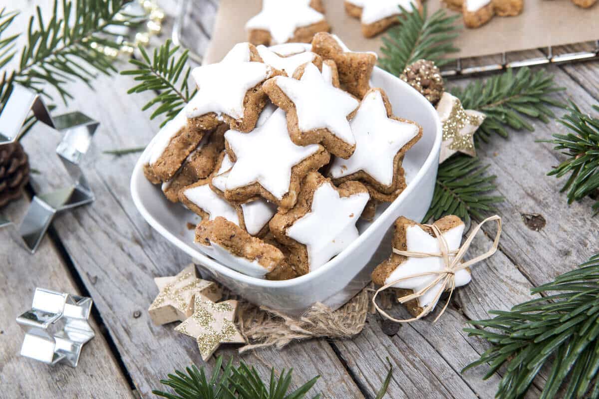 Weihnachtsgebäck Zimtsterne aus Mandeln mit Eiweißglasur