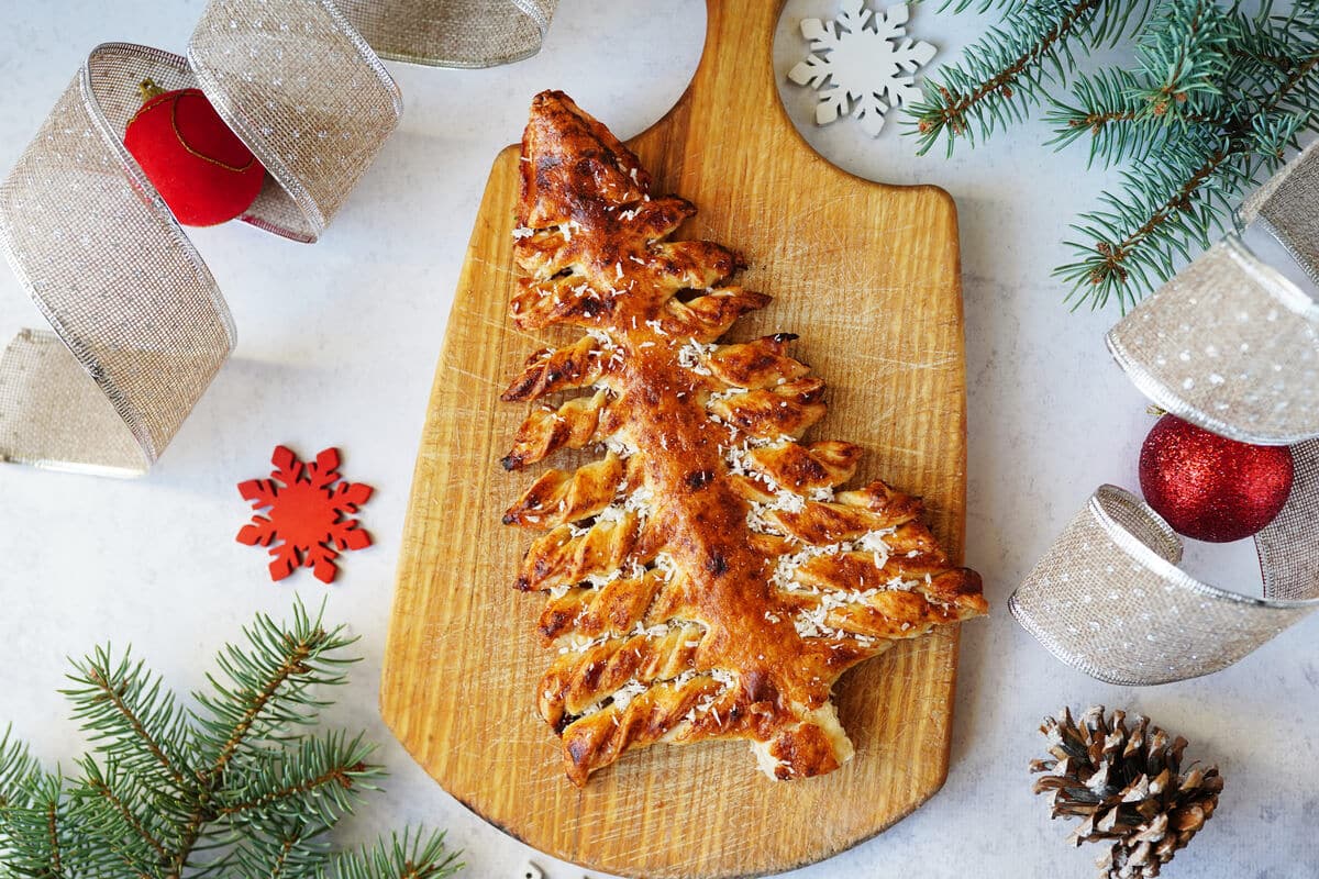 Weihnachtsgebäck als Tanne aus Blätterteig und Kokosflocken