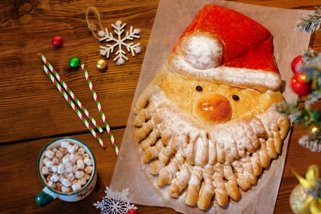 Weihnachtsmann Gebäck aus Hefeteig