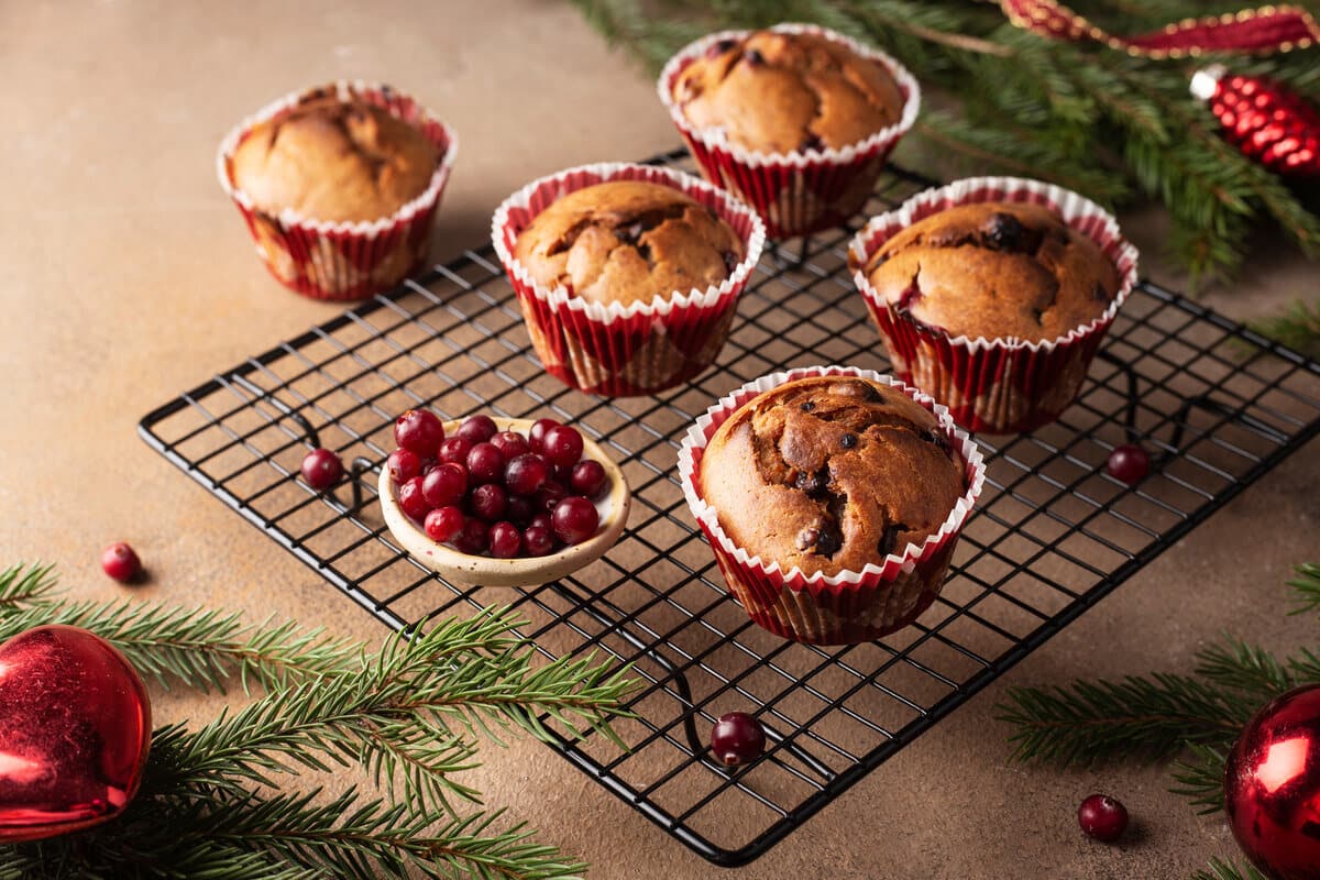 Weihnachtsmuffins mit Preiselbeeren