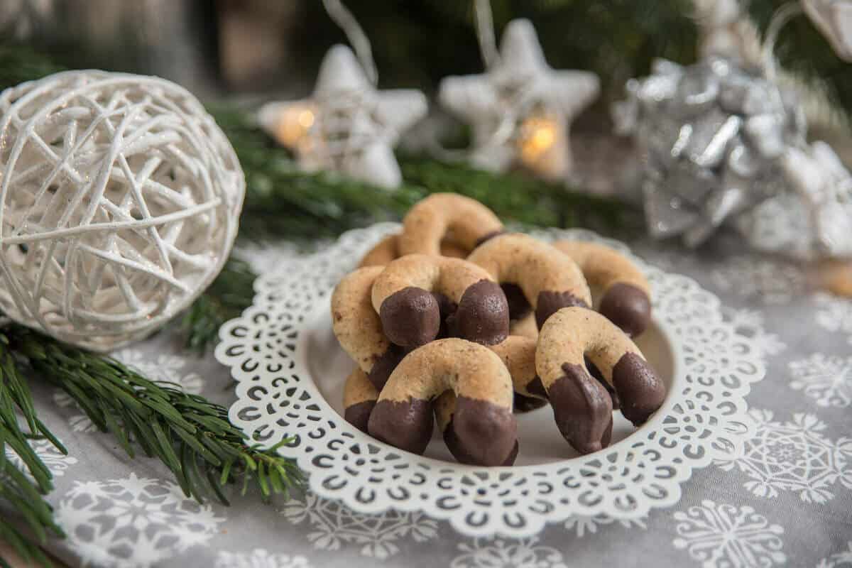 Weihnachtsplätzchen Vanillekipferl mit Zimt und Schokolade