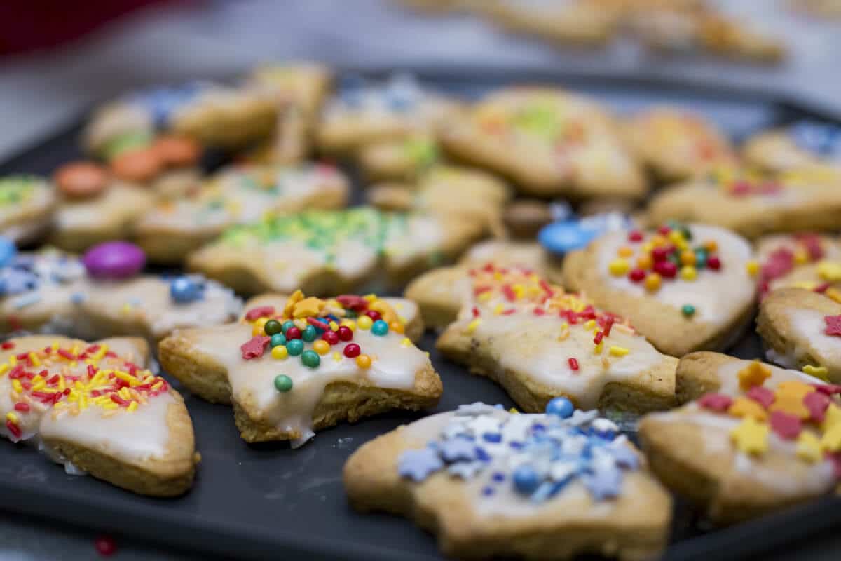 Weihnachtsplätzchen mit Mandeln und Zuckerstreuseln aus Mürbeteig