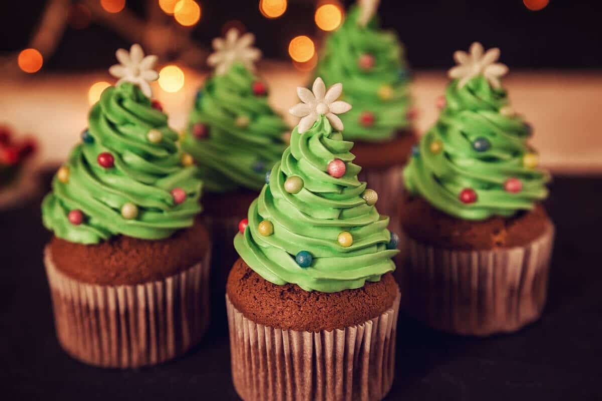 Weihnachtstanne Cupcakes aus Schokomuffins und Frosting