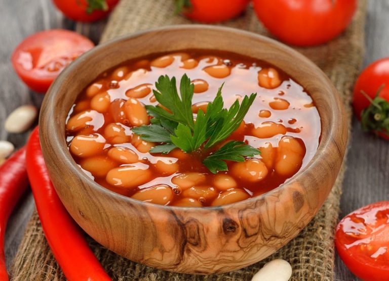 Weiße Bohnen in Tomatensoße zum Reis oder Rührei