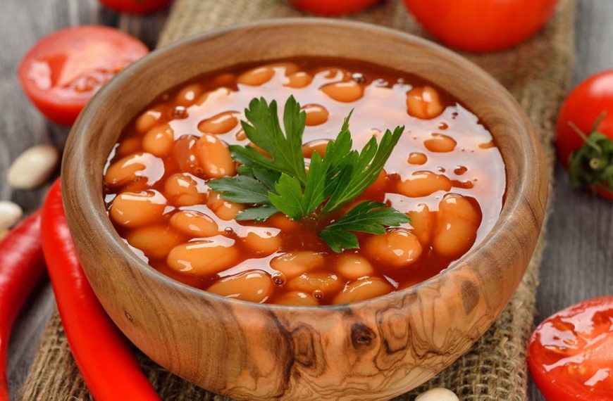 Weiße Bohnen in Tomatensoße zum Reis oder Rührei