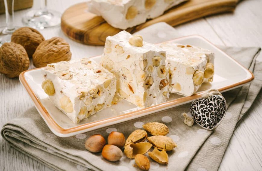 Weißer Nougat mit Marshmallows und Nüssen – Süßes Dessert