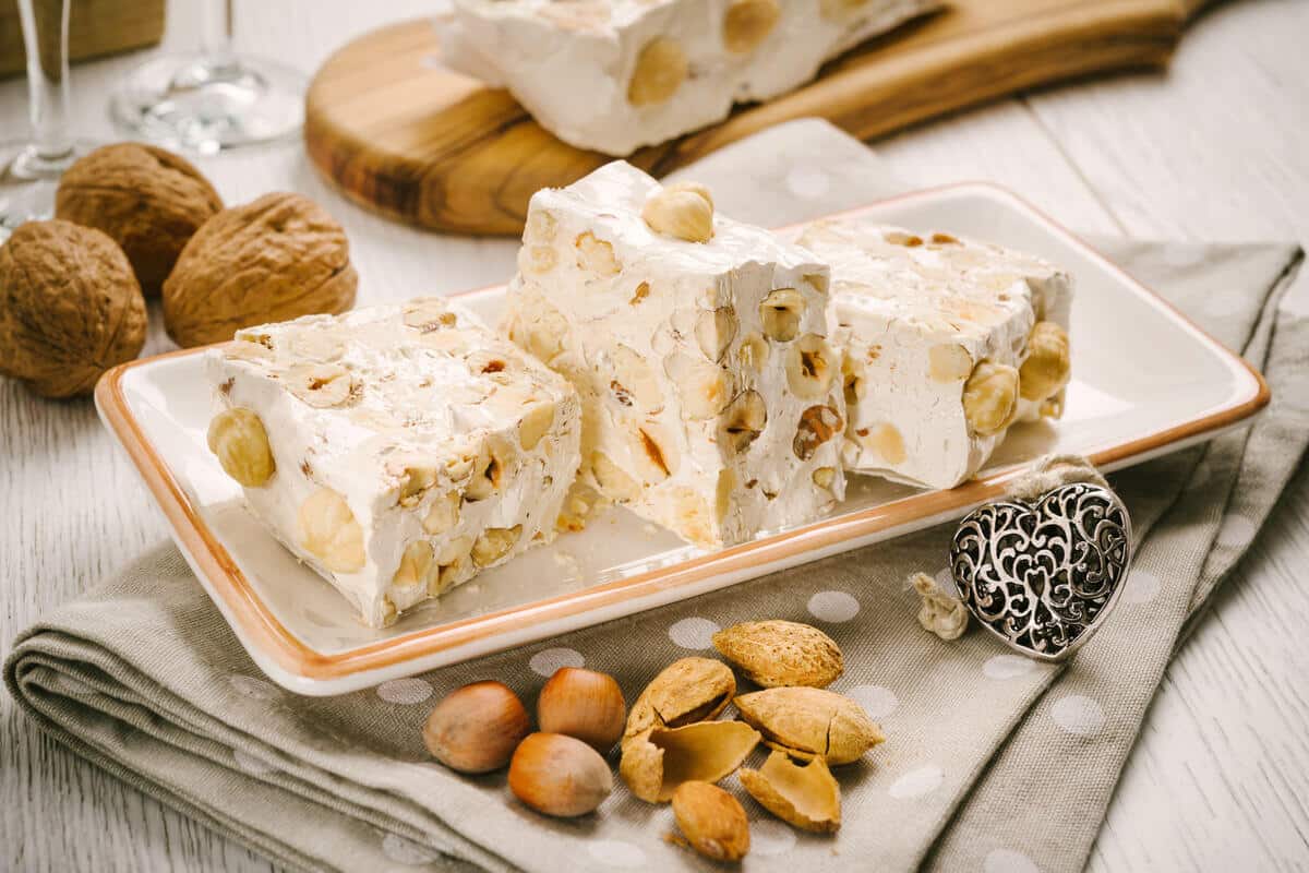 Weißer Nougat mit Marshmallows und Nüssen - Süßes Dessert