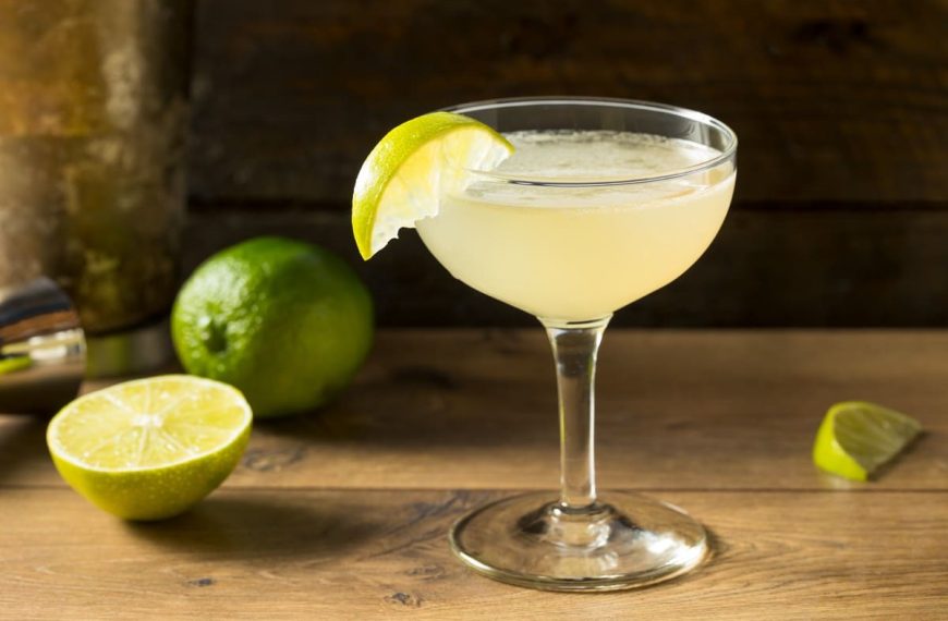 Weißer Rum Cocktail mit Orangenmarmelade und Limettensaft