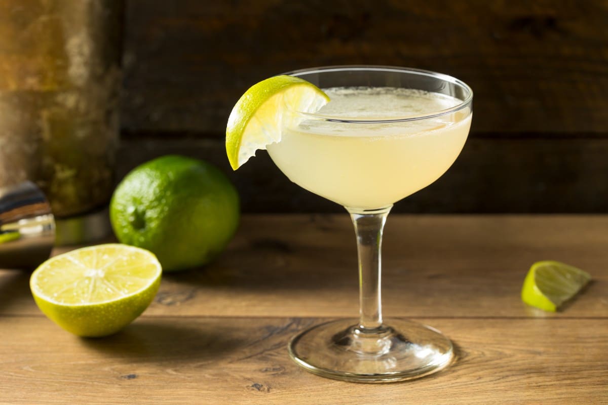 Weißer Rum Cocktail mit Orangenmarmelade und Limettensaft