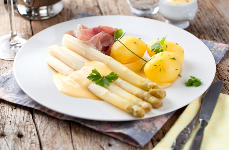 Weißer Spargel mit Kartoffeln, Schinken und Sauce Hollandaise