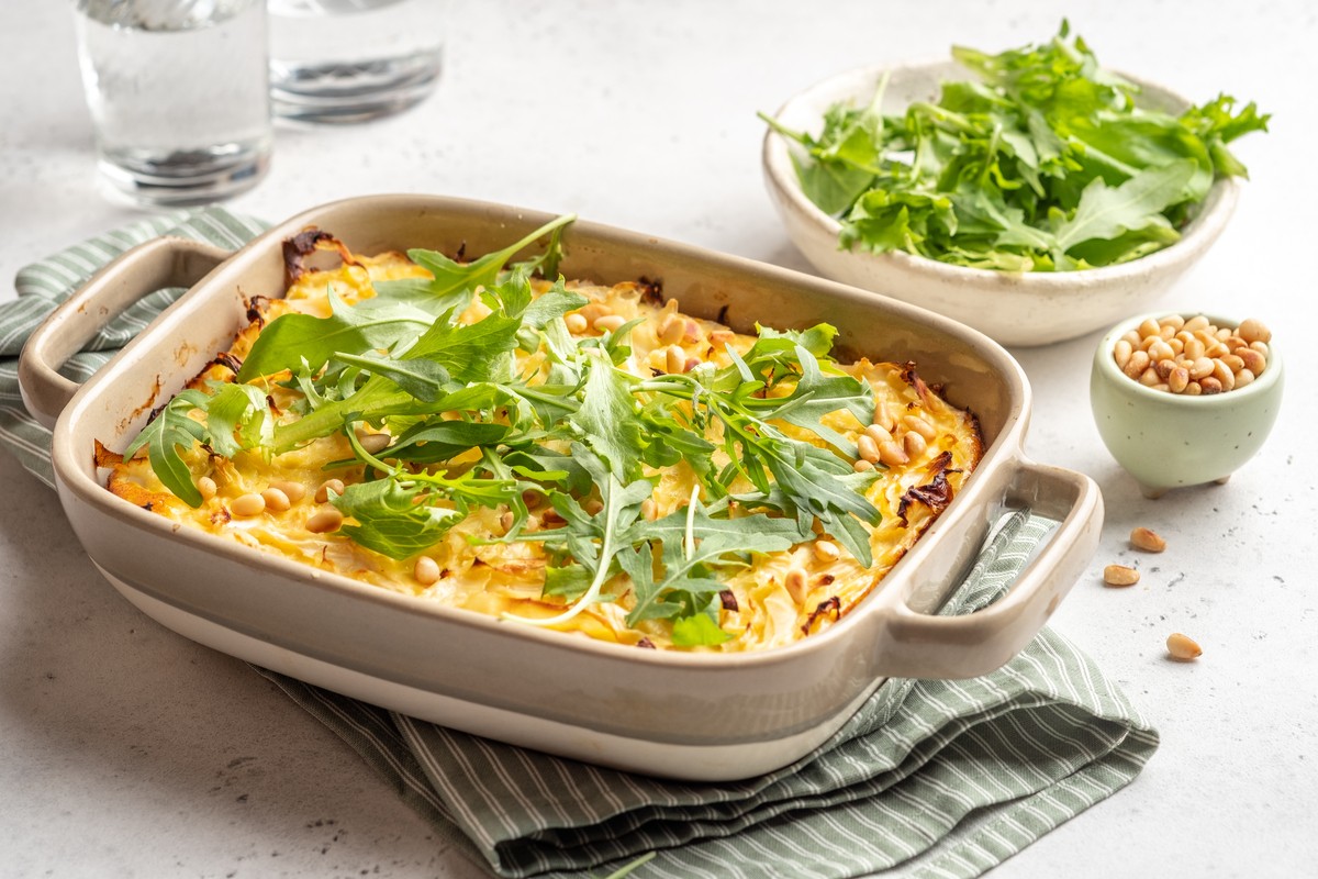 Weißkohlauflauf mit Rucola und Pinienkernen