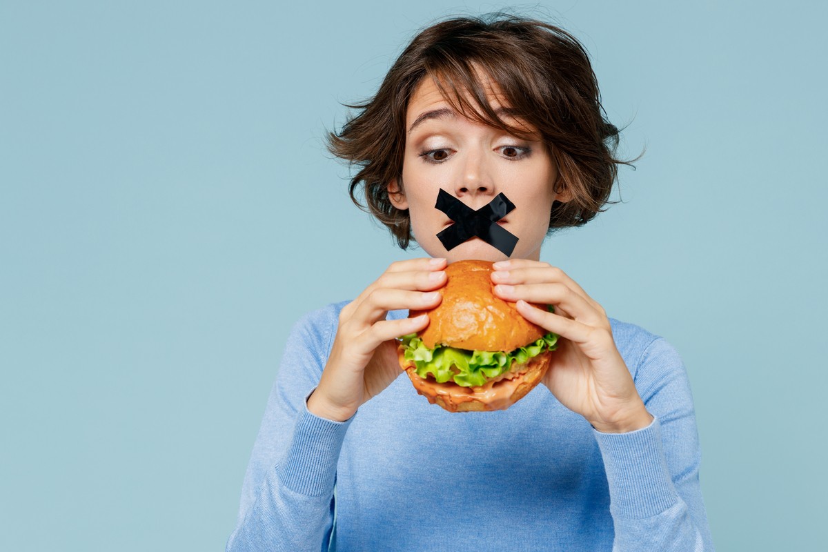 Welche Lebensmittel lassen dich zunehmen|Kaloriengehalt deiner Ernährung ist entscheidend|Vergleich zwischen zwei Ernährungsweisen|verarbeitete Lebensmittel oder vollwertige Kost|Der Bedarf an Eiweiß lässt dich mehr essen|Unlösliche Ballaststoffe benötigen mehr Energie zur Verdauung