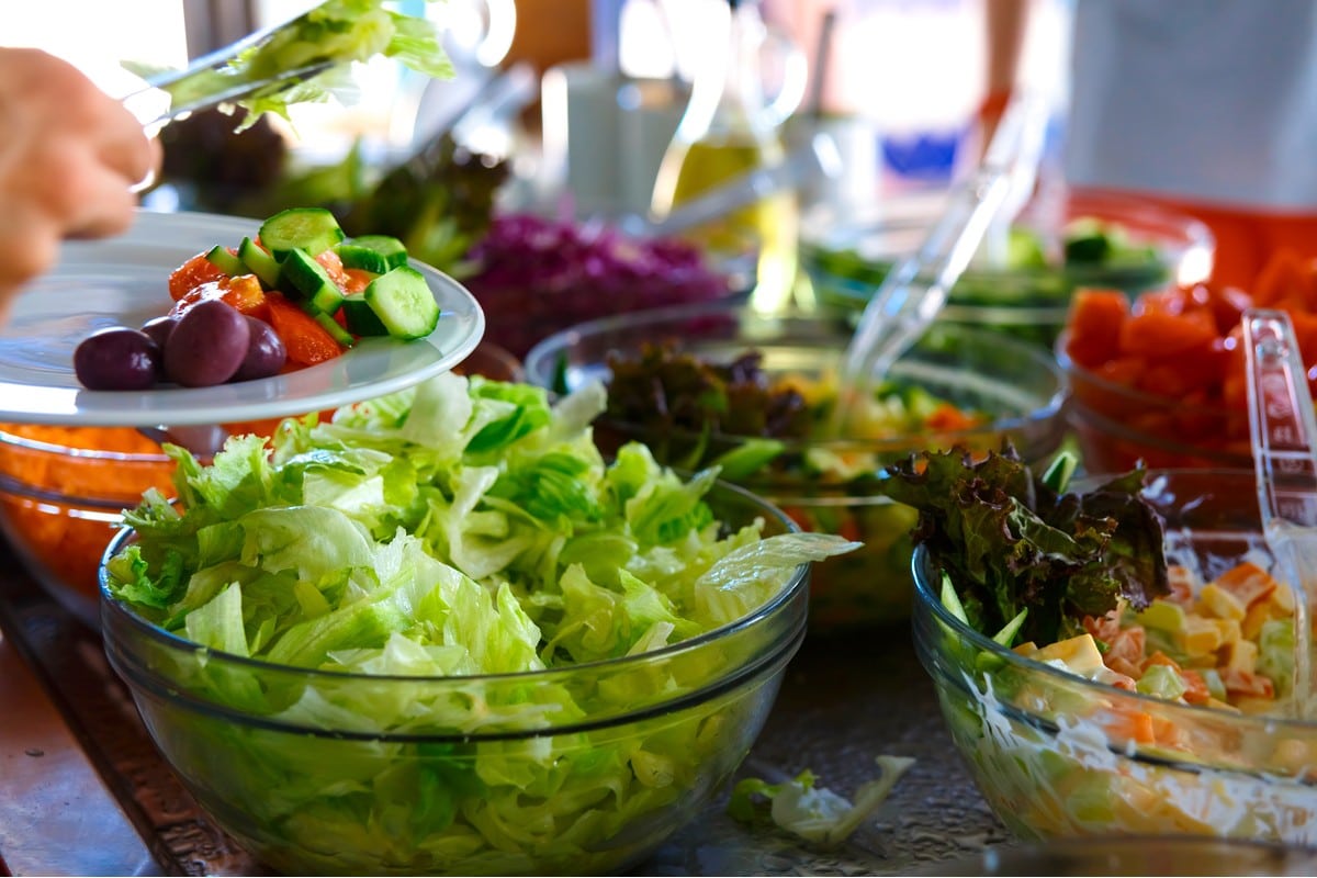 Welche Salate passen am besten beim Grillen|Sommersalat-Wassermelone-mit-Gurken-Tomaten-Haehnchen-und-Kaese-1