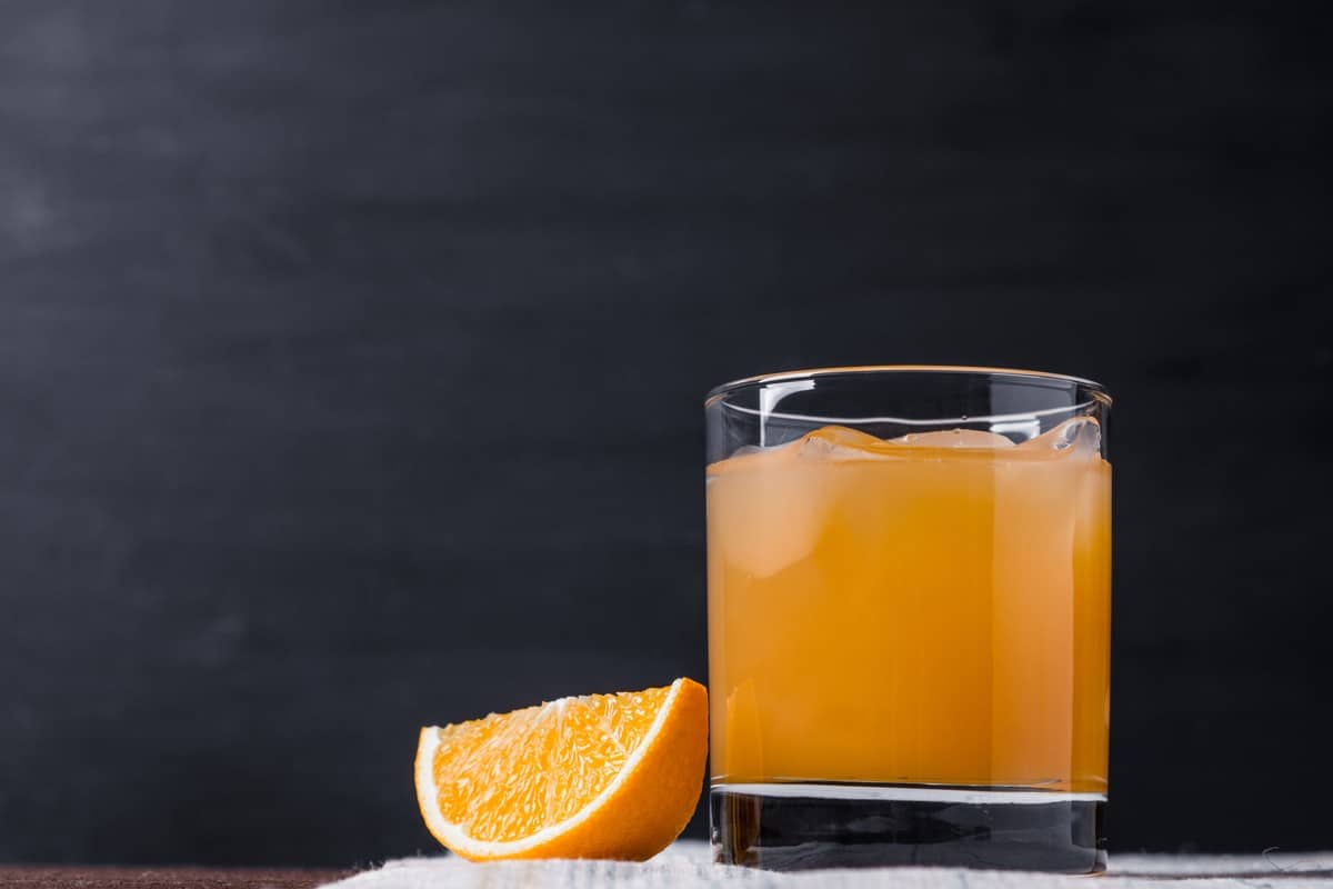 Whiskey Sour – Cocktail mit Zitronenlimonade und Orangensaft