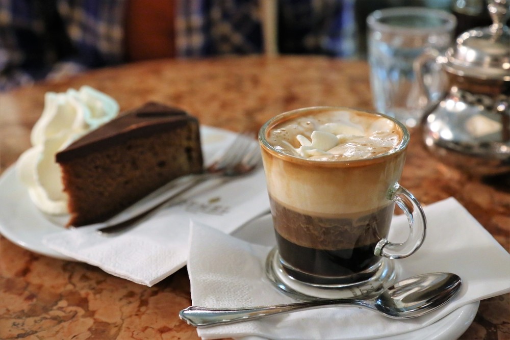 Wiener Melange Kaffee mit Sahne und Kirschlikör