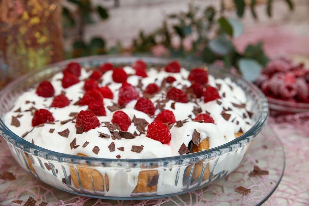 Windbeutel Dessert mit Himbeeren