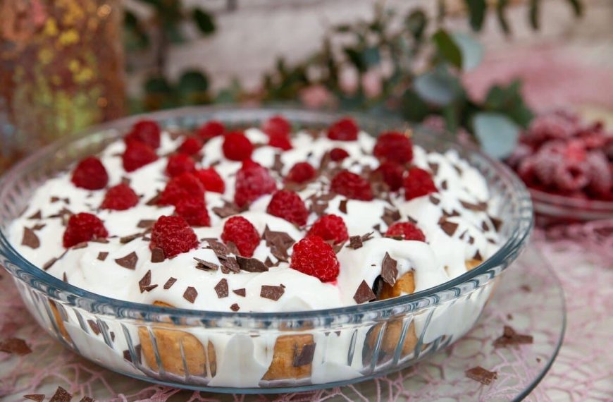 Windbeutel Dessert mit Himbeeren, Oreo und Joghurt Creme
