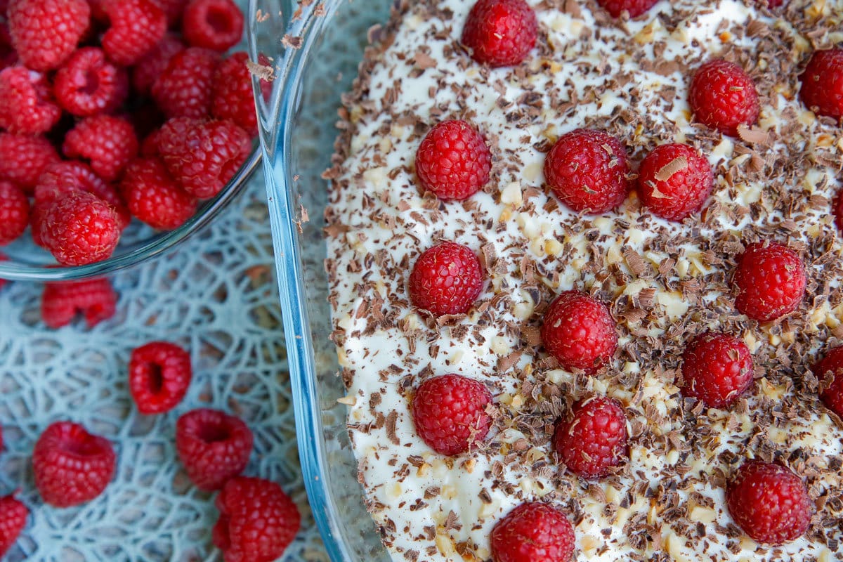 Windbeutel Dessert mit Himbeeren und süßer Quarkcreme