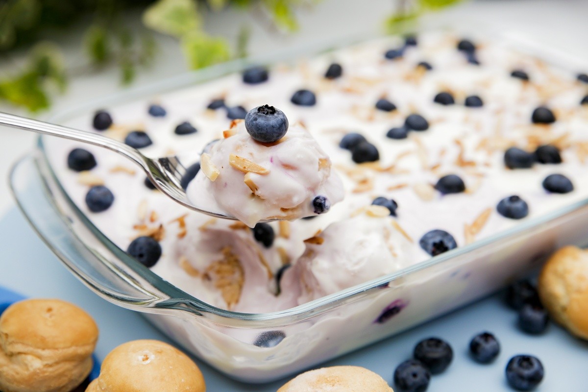 Windbeutel Quark Dessert mit Blaubeeren und Mandeln