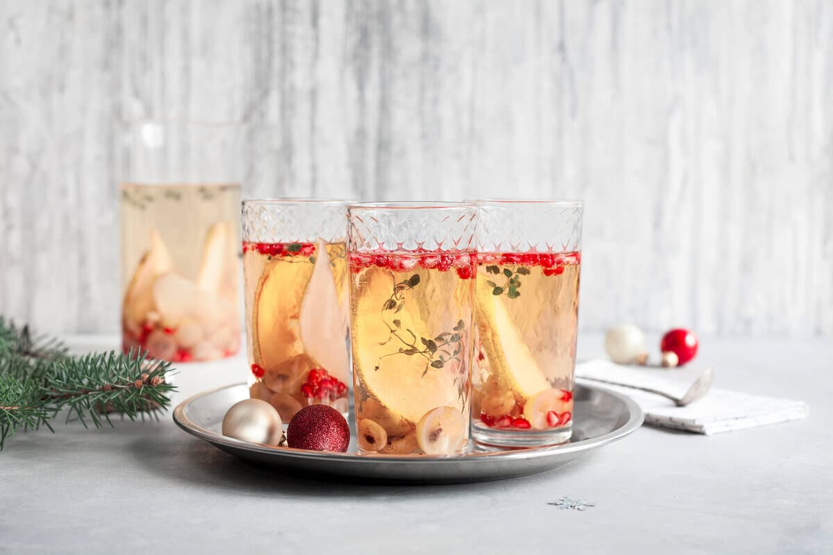 Winter Sangria mit Apfel, Birne, Trauben und Prosecco