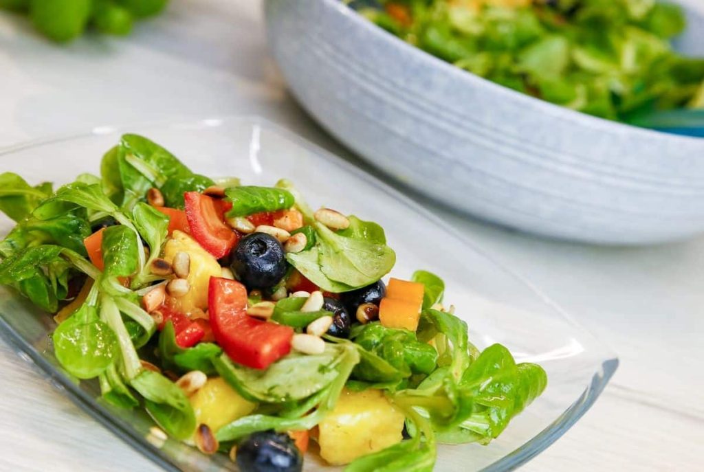 Winterlicher Feldsalat mit Mango und Paprika