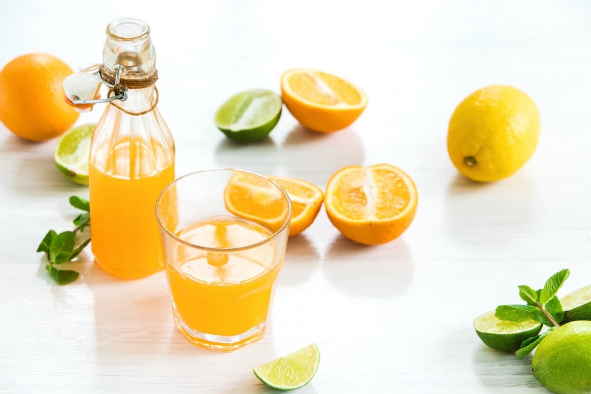 Winterlicher Orangenlikör mit Wodka und Pfefferminze