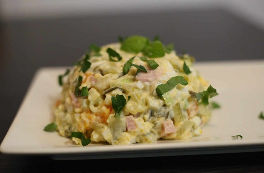 Wintersalat Olivje mit Wurst, Gemüse und Salzgurken