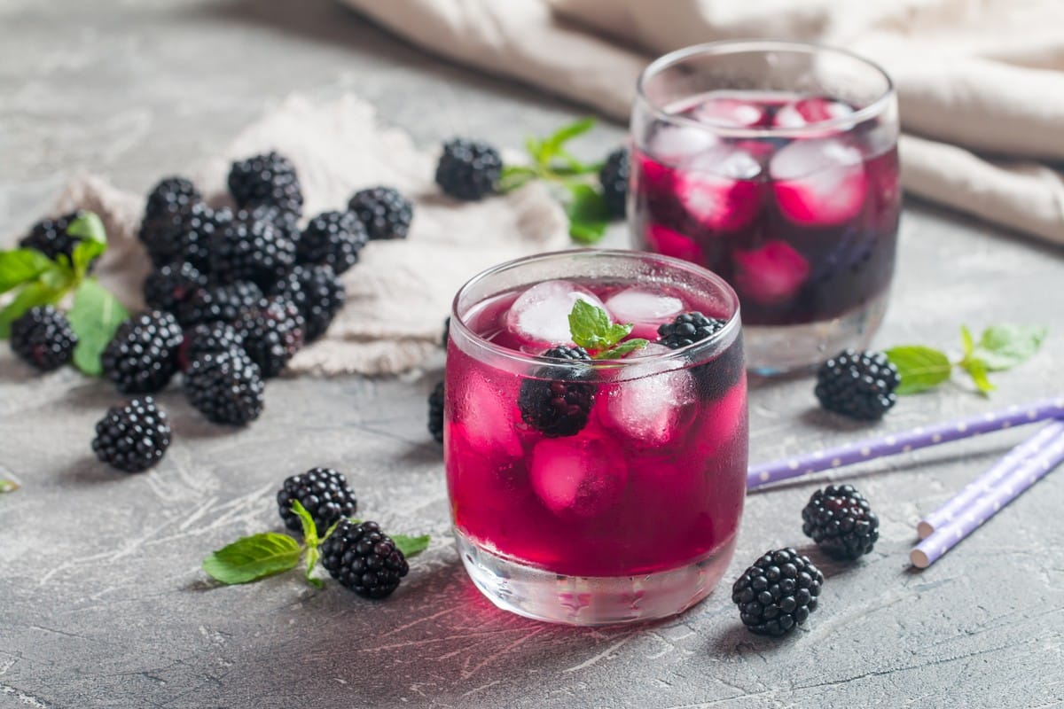 Wodka Cocktail mit Brombeeren und Zitronensaft