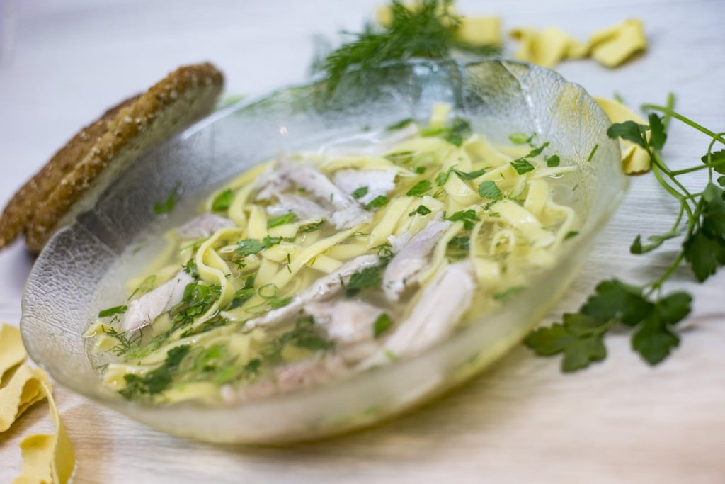 Wohltuende Hühnersuppe mit Nudeln und Kräutern