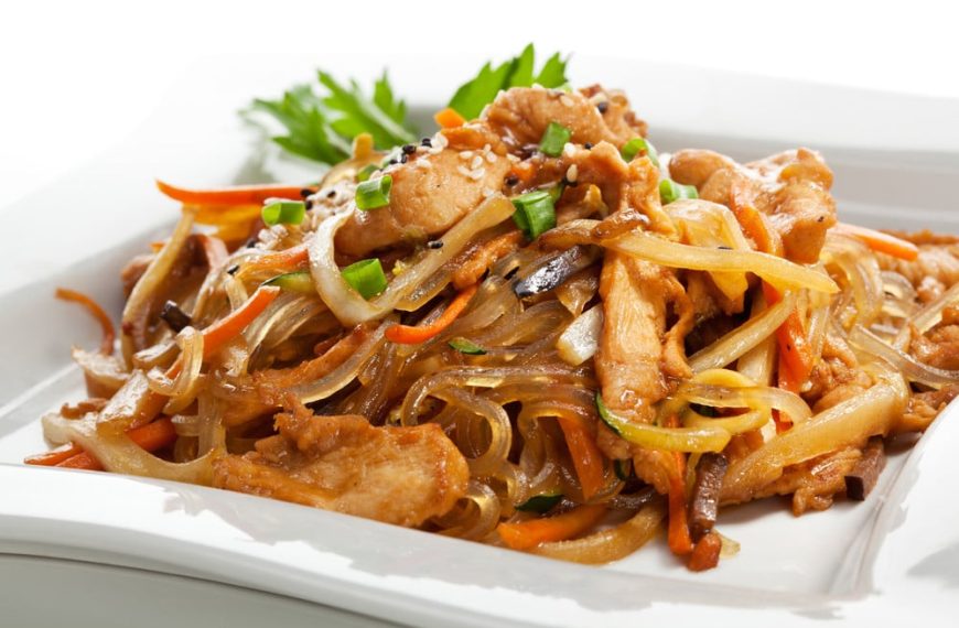 Wok Gemüse mit Reisnudeln und Fleisch
