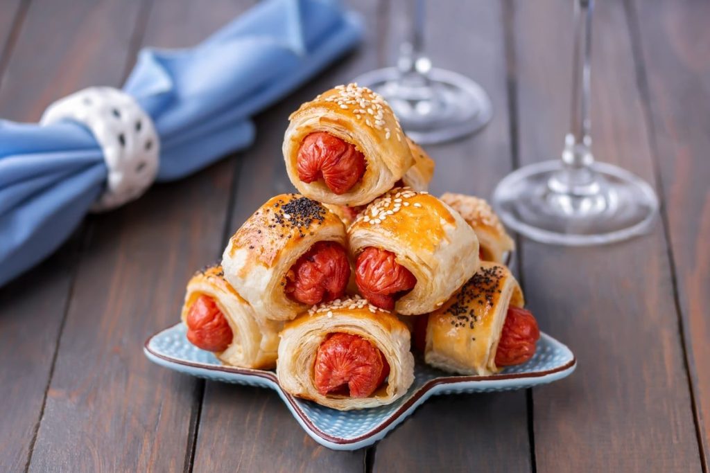 Würstchen im Schlafrock aus Blätterteiggebäck und Cabanossi