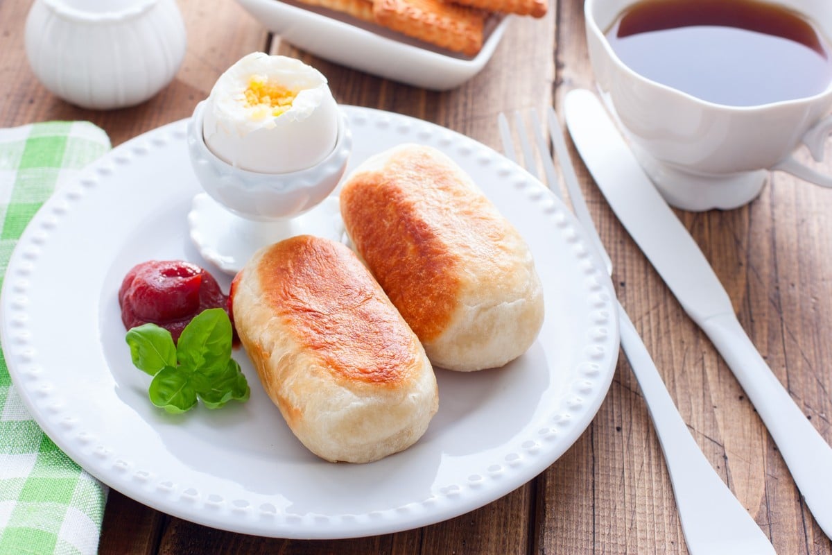 Würstchen im Schlafrock aus Hefeteig zum Frühstück