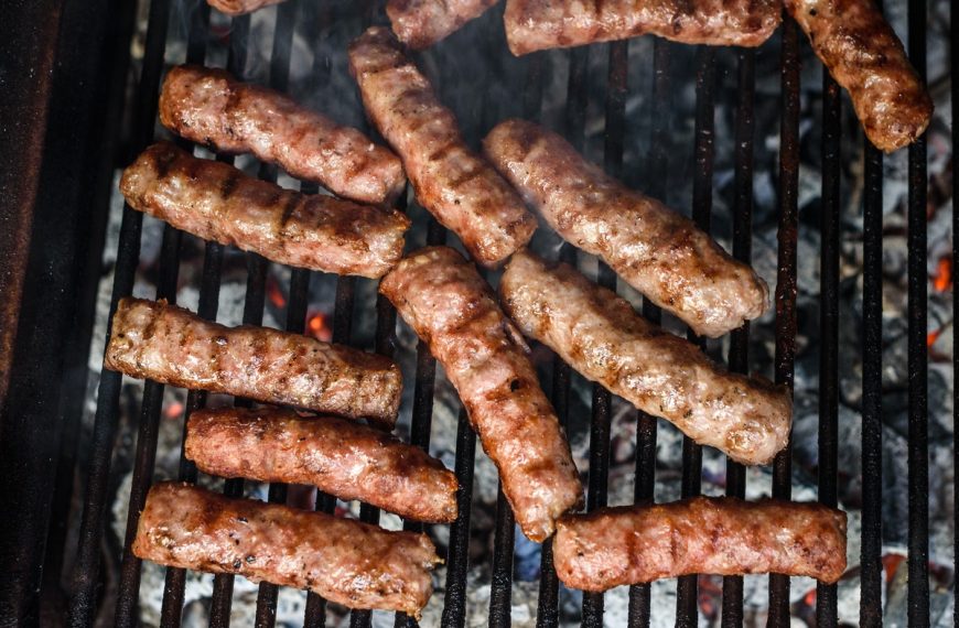 Würzige Cevapcici mit Curry und Chili vom Grill
