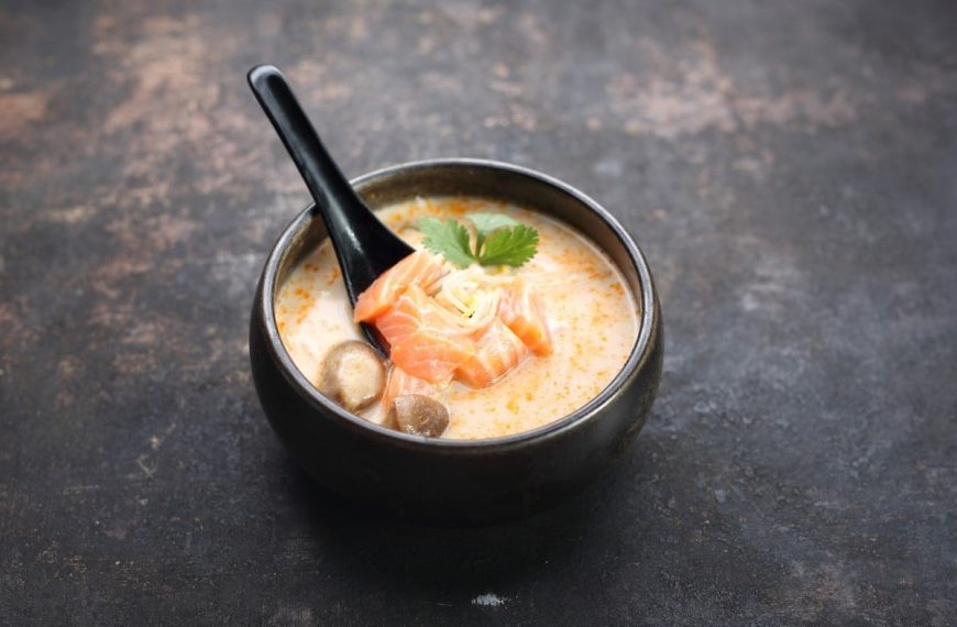 Würzige Fischsuppe mit Lachs, Pilzen und Kokosmilch