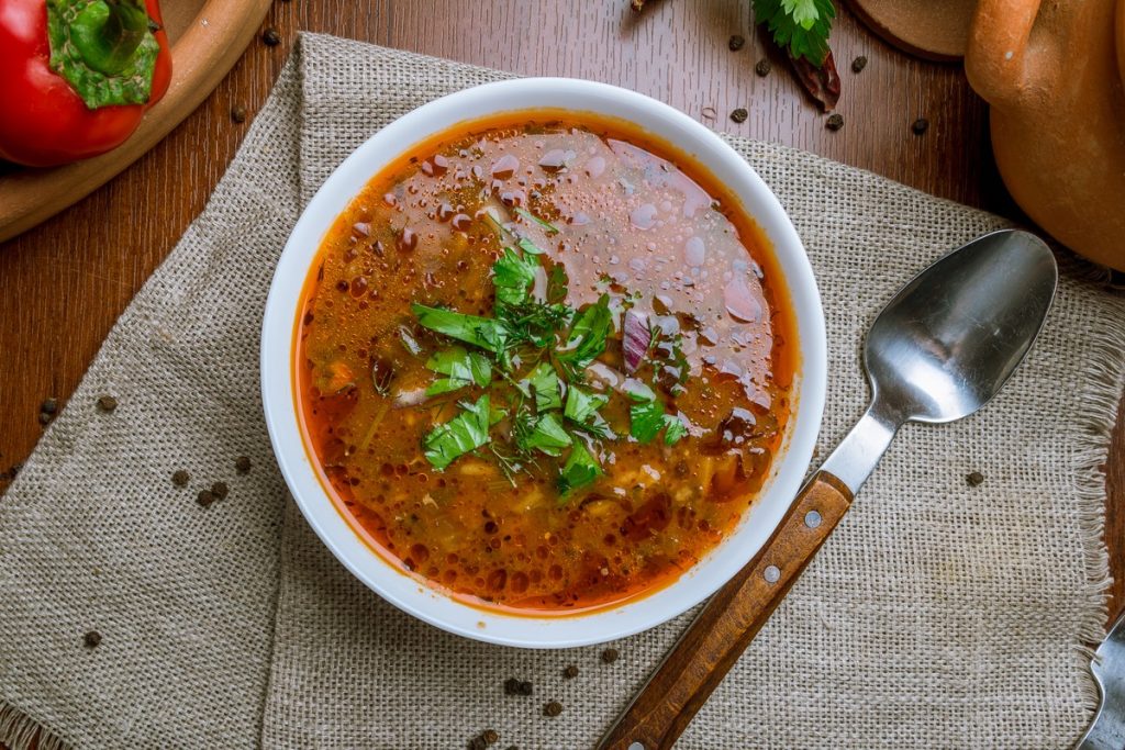 Würzige Fleischsuppe Chartscho aus Georgien