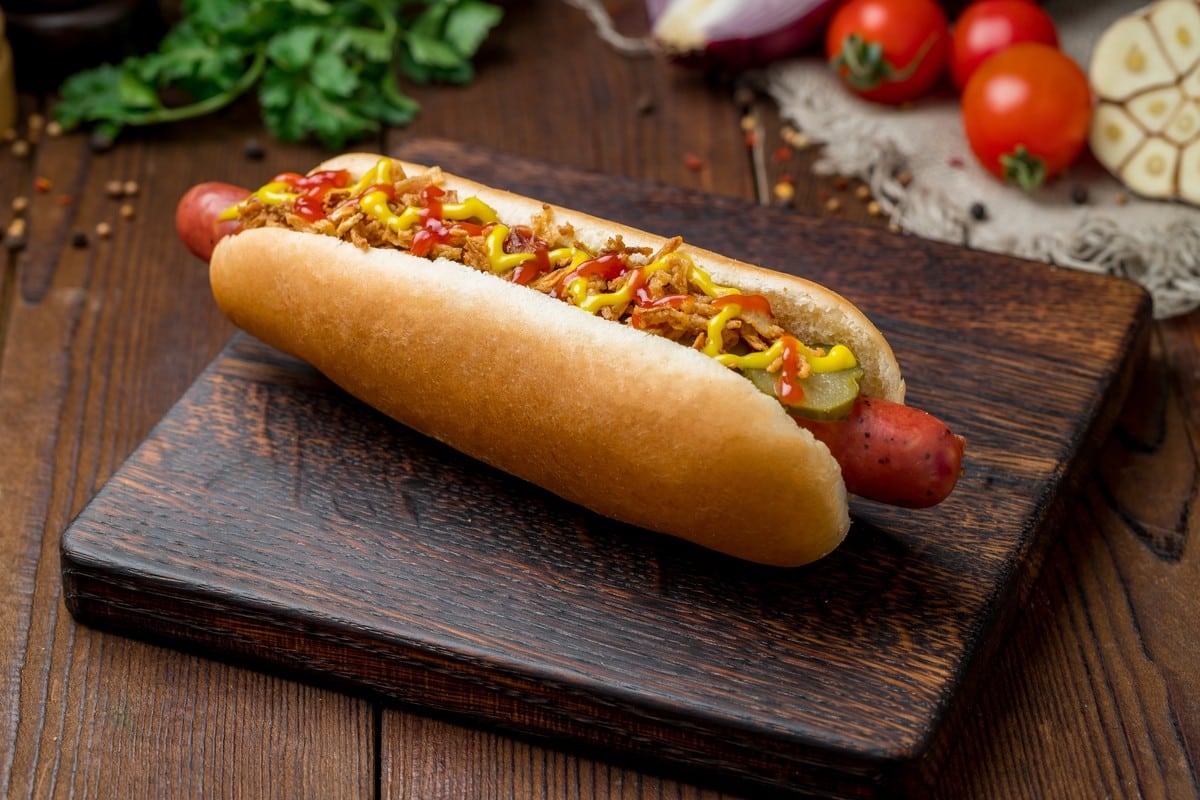 Würzige Hot Dogs mit knusprigen selbstgemachten Röstzwiebeln
