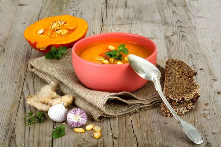 Cremige Kürbissuppe mit Sahne, Knoblauch und Hackfleisch