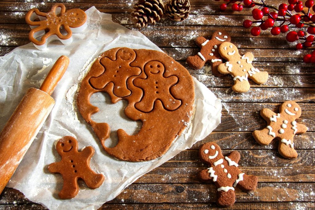 Würzige Lebkuchenmännchen Plätzchen mit Zuckerglasur zu Adventszeit