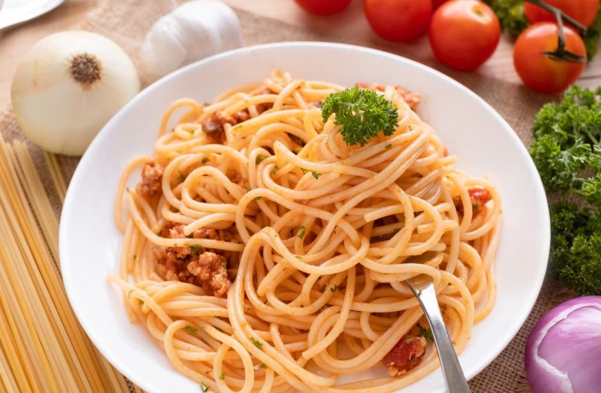 Würzige Pasta aus Spaghetti mit Hackfleisch, Tabasco und Sojasauce