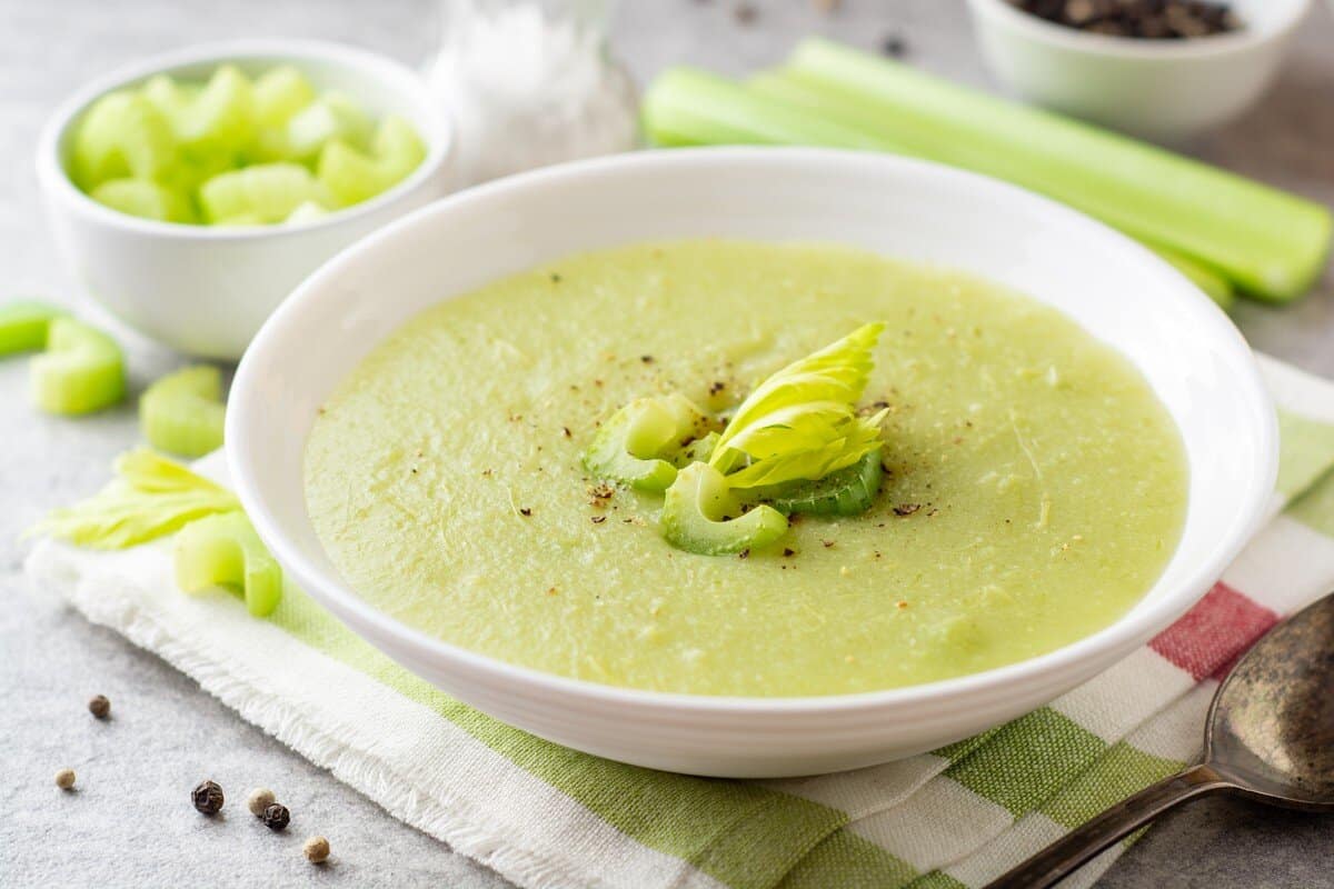 Würzige Selleriesuppe mit Staudensellerie und Kartoffeln