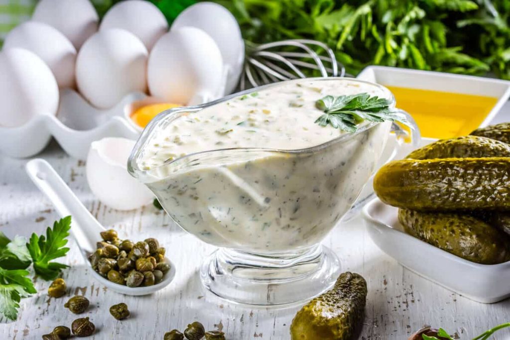 Würzige Tartarsauce mit Salzgurken für Fisch oder Kartoffeln