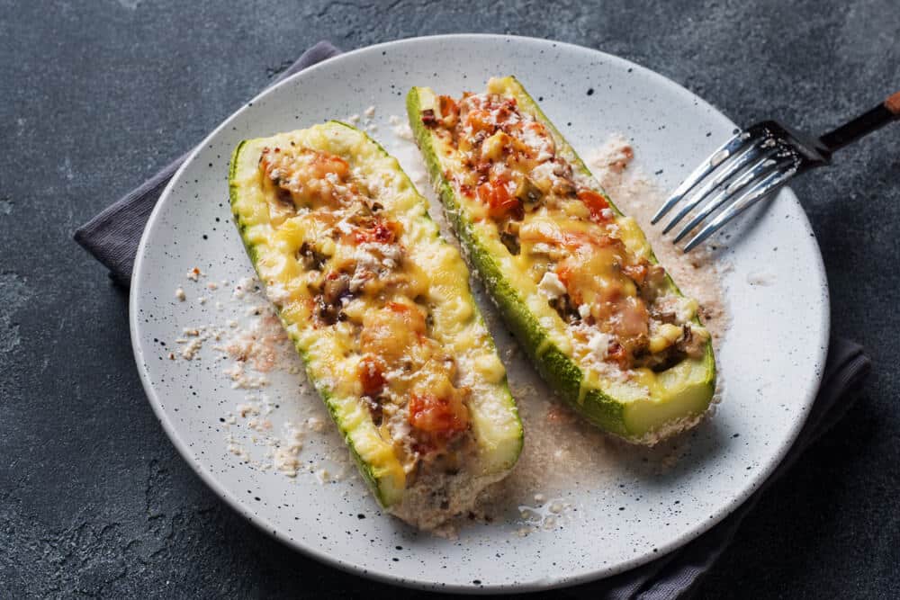 Würzige Zucchini mit Hähnchen-Füllung im Backofen