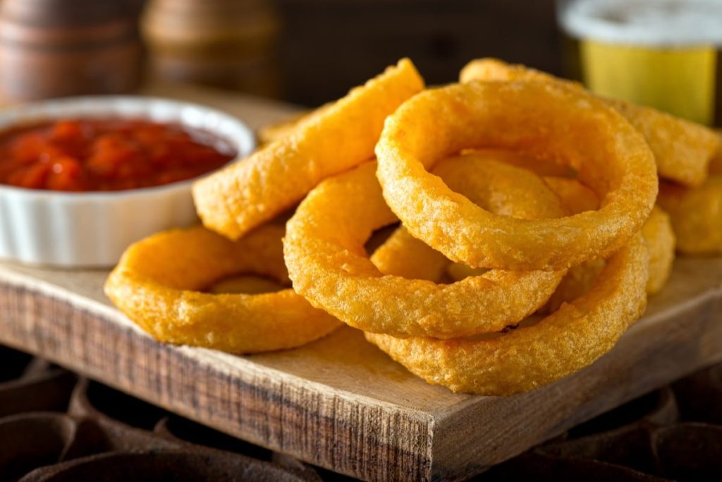 Gefüllte Eier mit Thunfisch in der Pfanne frittiert