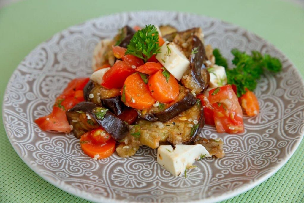 Würziger Auberginensalat mit Tomaten und Mozzarella