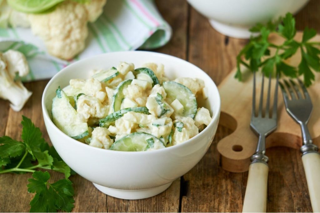 Würziger Blumenkohlsalat mit Gurken, Sojasauce und Eiern