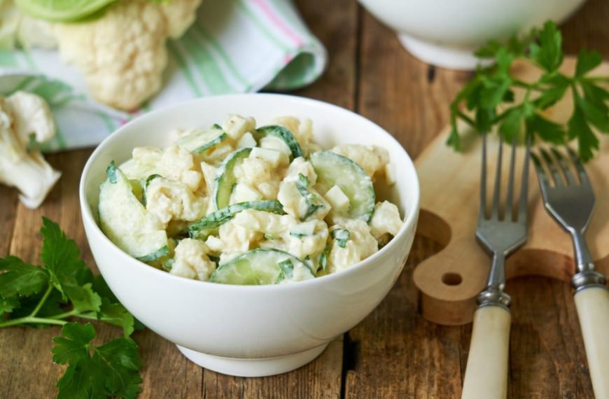 Würziger Blumenkohlsalat mit Gurken, Sojasauce und Eiern