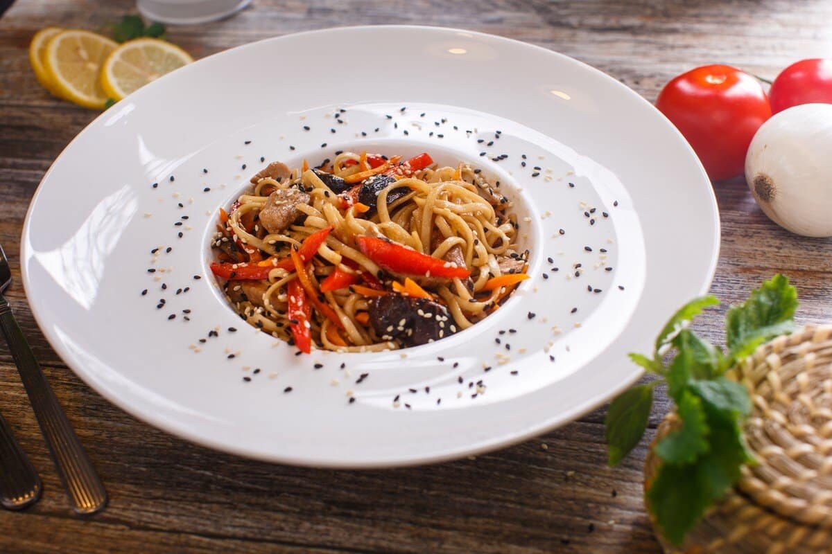 Würziger Glasnudelsalat mit Champignons